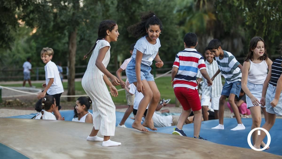 Niños saharauis del programa 'Vacaciones en paz' visitan la Ciudad de los Niños.