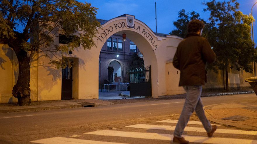 Una persona pasa por delante de la entrada principal del cuartel General Arteaga de Carabanchel