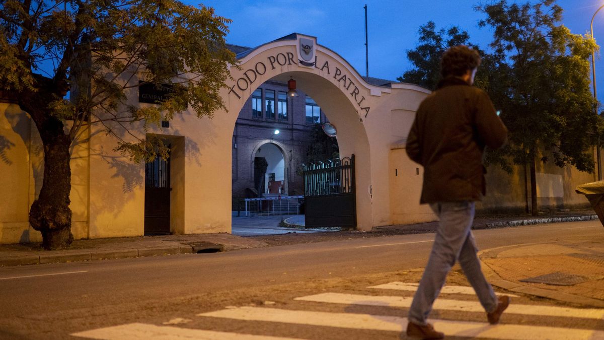 Una persona pasa por delante de la entrada principal del cuartel General Arteaga de Carabanchel