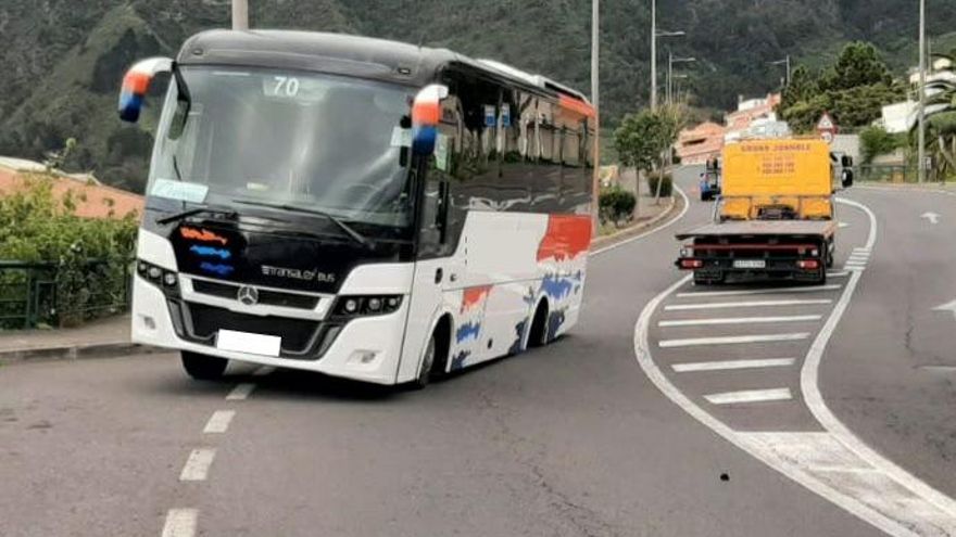 Una guagua pierde dos ruedas cuando circulaba por una carretera en Tenerife