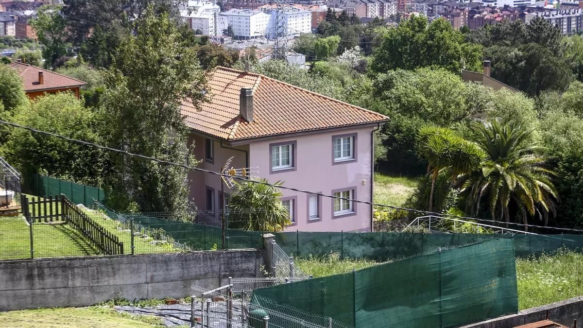 Tres menores viven con sus padres en una pequeña casa de una zona rural de Oviedo, de la que no salen desde hace cuatro años, entre 2021 y 2025.