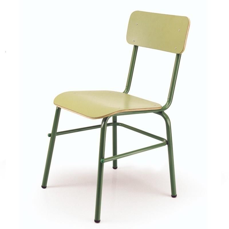 La silla escolar clásica de Federico Giner con estructura de acero tubular, asiento y respaldo de madera contrachapada, ligera, apilable y resistente.