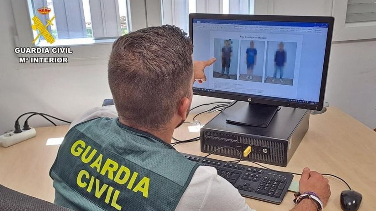 Un agente de la Guardia Civil señala en el ordenador las imágenes de los detenidos