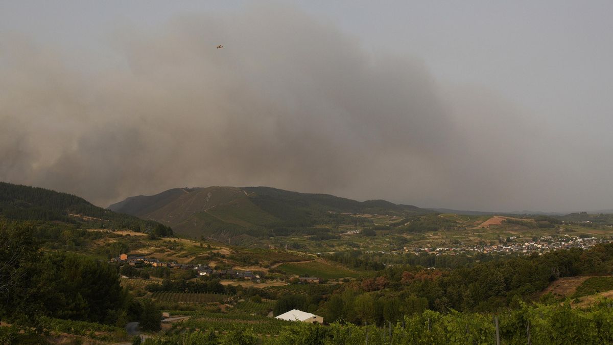 Imagen del pueblo de Paradiña, ayer durante el incendio en sus inmediaciones.