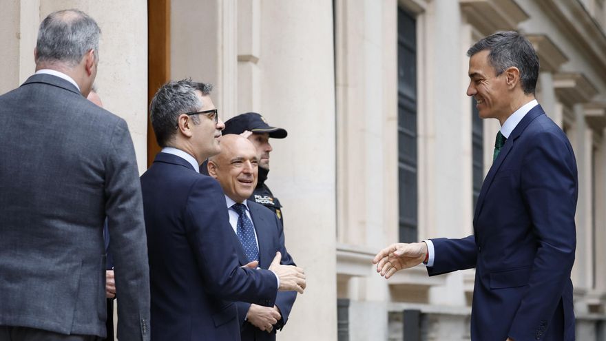 Pedro Sánchez,es recibido a su llegada al Senado por el ministro Félix Bolaños y por el diputado y secretario de Estado de Relaciones con las Cortes y Asuntos Constitucionales, Rafael Simancas.