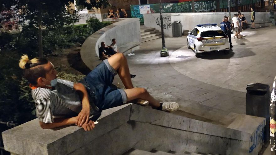 El botellón y los ruidos toman Malasaña a la vez que descienden las multas: "Nunca hemos dormido tan mal"