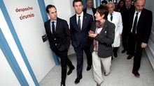 Feijóo y la conselleira de Sanidad, en una visita a un hospital