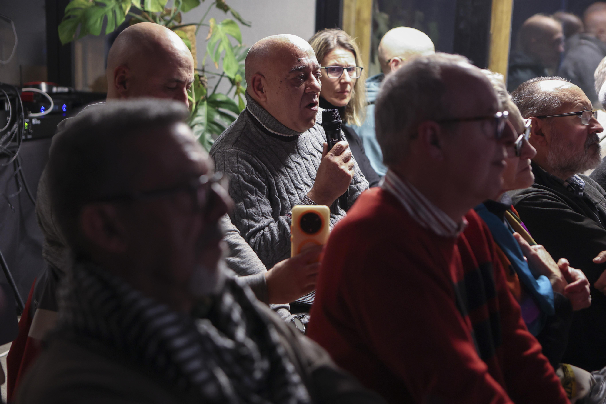 Socios y socias de elDiario.es durante el turno de preguntas a Jesús Bastante