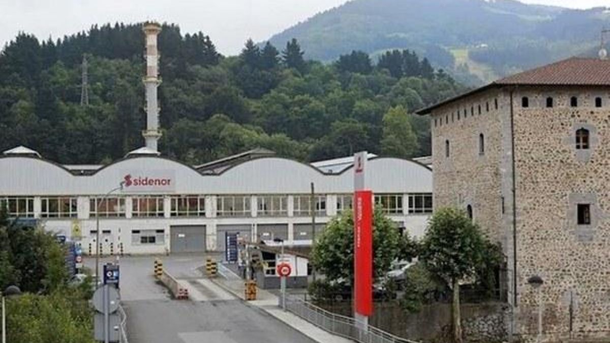 Sidenor cierra el tren de laminación de Azkoitia, unifica la producción en Cantabria y trasladará a 36 trabajadores