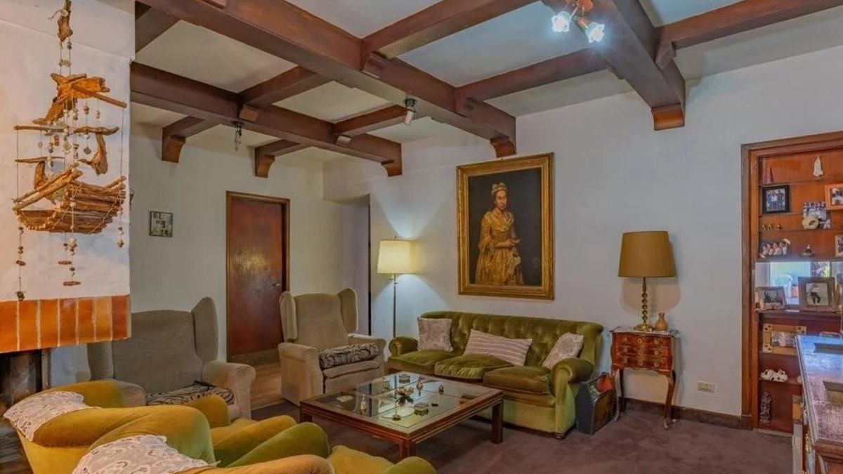 En las fotos de la publicación de la agencia inmobiliaria Robles Casas&Campos, que ya fue dada de baja, se pudo ver la pintura "Retrato de dama" expuesta en el salón principal de la vivienda, colgada encima de un sillón verde.