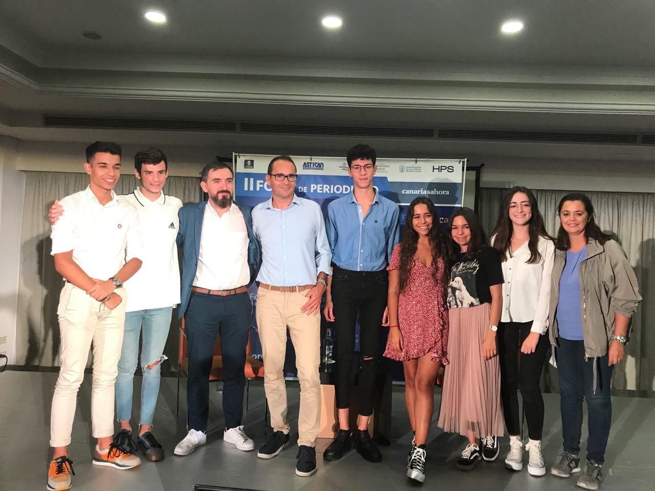 Ignacio Escolar y David Jiménez, con alumnos y profesores de la Universidad Fernando Pessoa de Canarias