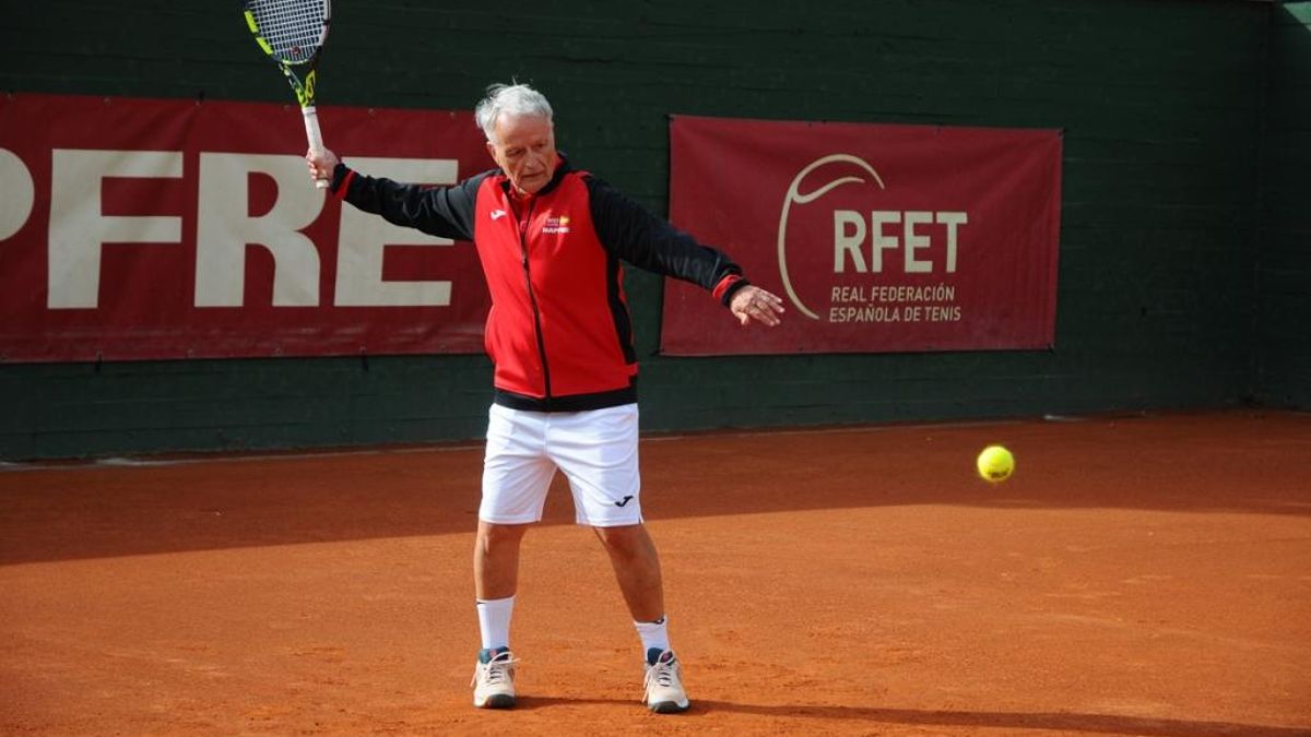 Uno de los veteranos campeones del mundo, antes de golpear a la bola