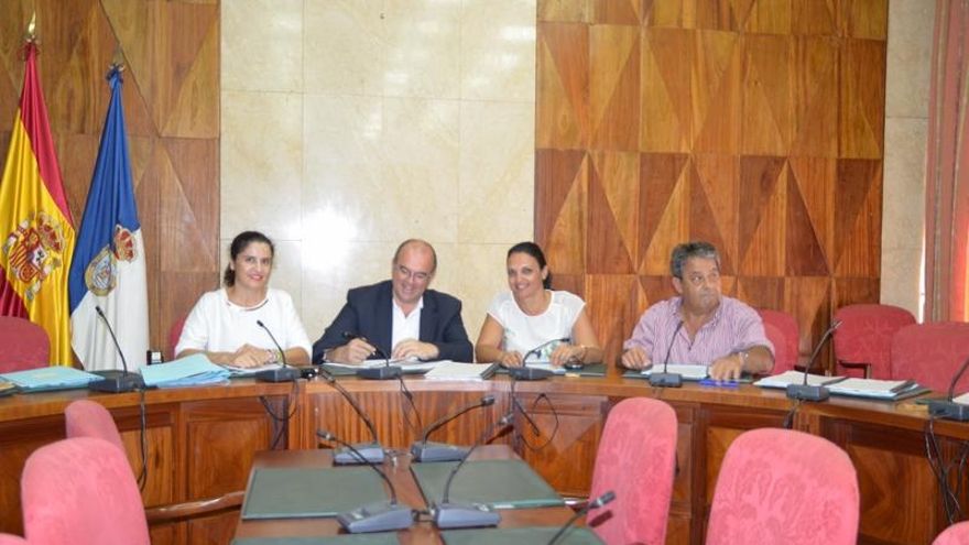 En la imagen, acto de la firma de los convenios en el salón de Plenos del Cabildo.