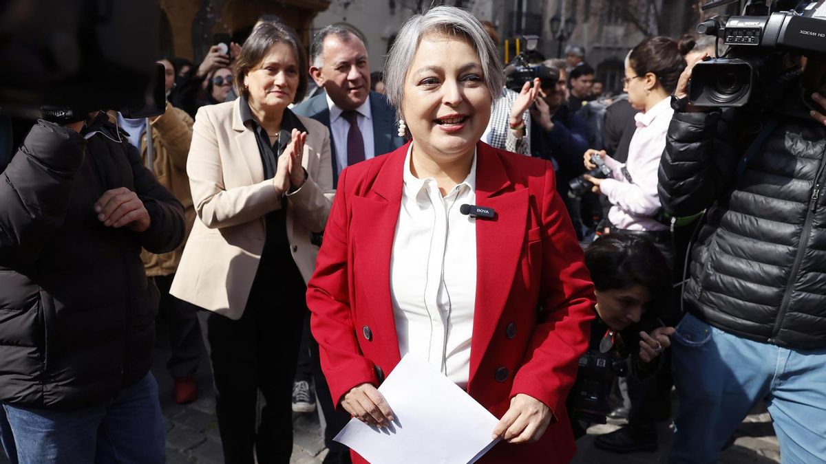 La candidata a la presidencia de Chile, Jeannette Jara, saluda durante la inscripción de su candidatura este lunes, en Santiago (Chile)