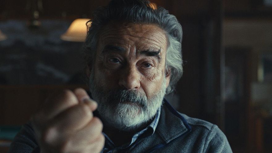 Eduard Fernández, en una escena de 'Matar a un oso'