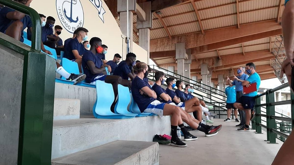 Santamaría da la bienvenida a los jugadores del Marino