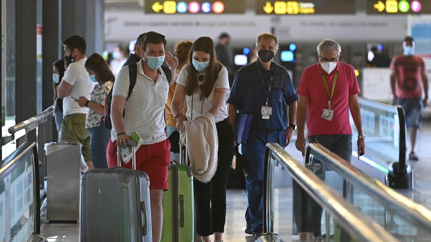 Varios turistas caminan por la terminal 4 del aeropuerto Adolfo Suárez Madrid Barajas, en una fotografía de archivo. EFE/Fernando Villar