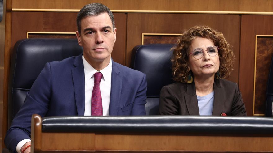 El presidente del Gobierno, Pedro Sánchez y la vicepresidenta primera y ministra de Hacienda, María Jesús Montero, a 19 de marzo de 2025, en Madrid (España).