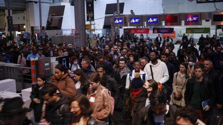 El paro en las refinerías y la huelga convocada en varios sectores aumentan la presión sobre el Gobierno francés