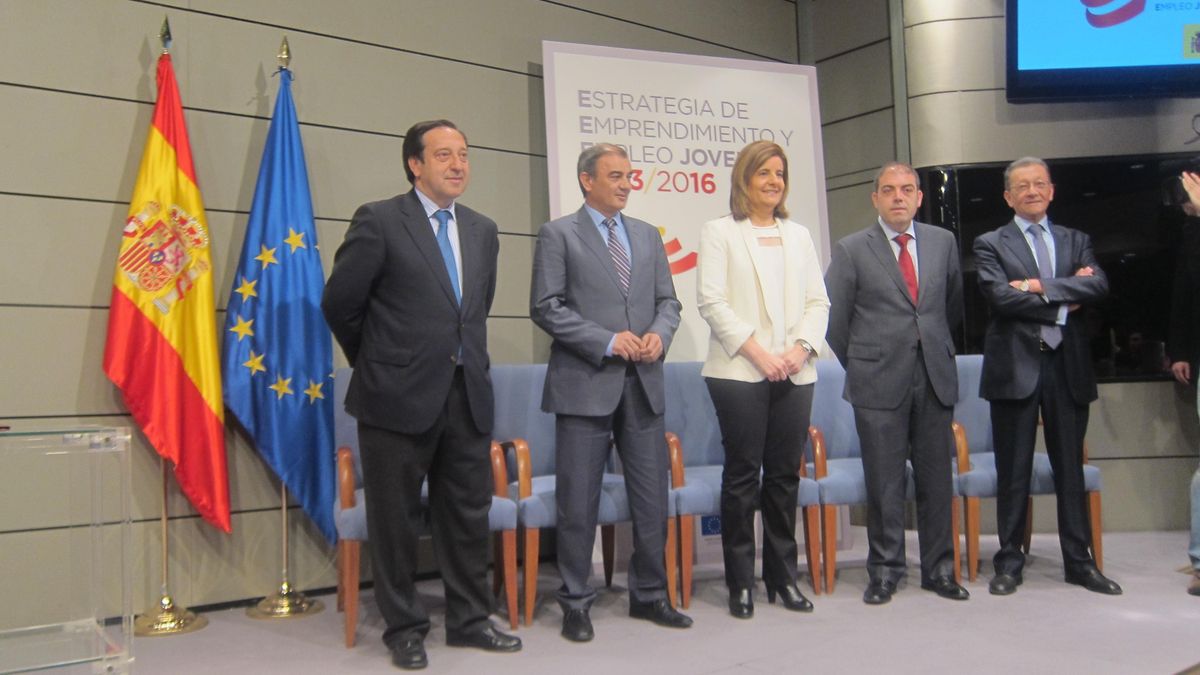 Fátima Báñez junto a los presidentes de las asociaciones de autónomos. EUROPA PRESS