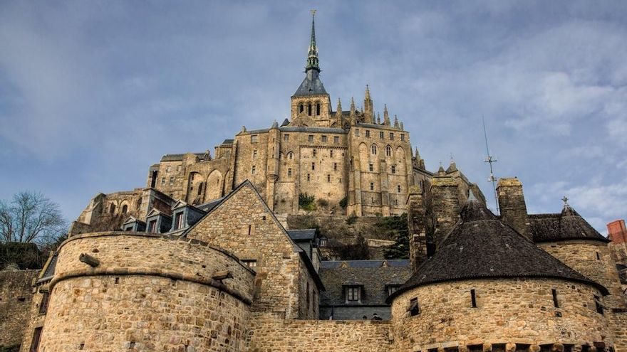 Muros y agujas en el bellísimo Mont Saint Michel.