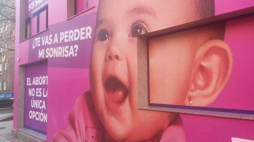 El local está en la confluencia de las calles Pensamiento y Hermano Gárate, enfrente de la clínica Dator