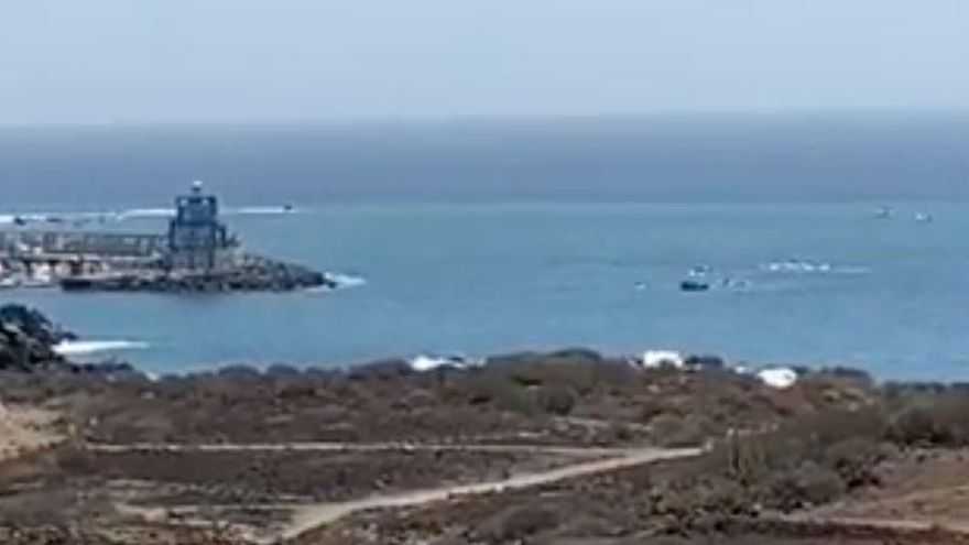La patera, a su llegada a Las Galletas, en el sur de Tenerife