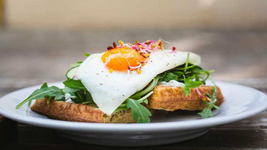 Qué desayunar para evitar el bajón de media mañana, según una nutricionista: “Con fibra la subida de glucemia es más lenta”