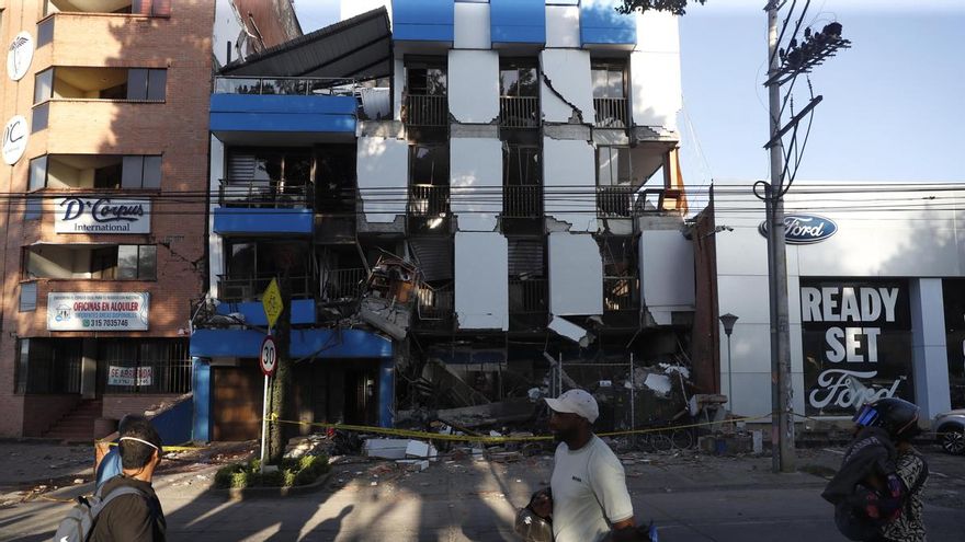 Edificio afectado por el terremoto de magnitud 7,4 que sacudió al país este lunes, en Cali (Colombia)