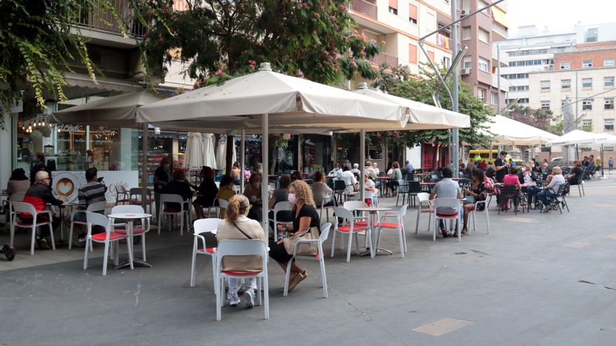 Catalunya cierra todos los bares y restaurantes a partir del viernes y limita el aforo en los comercios al 30%