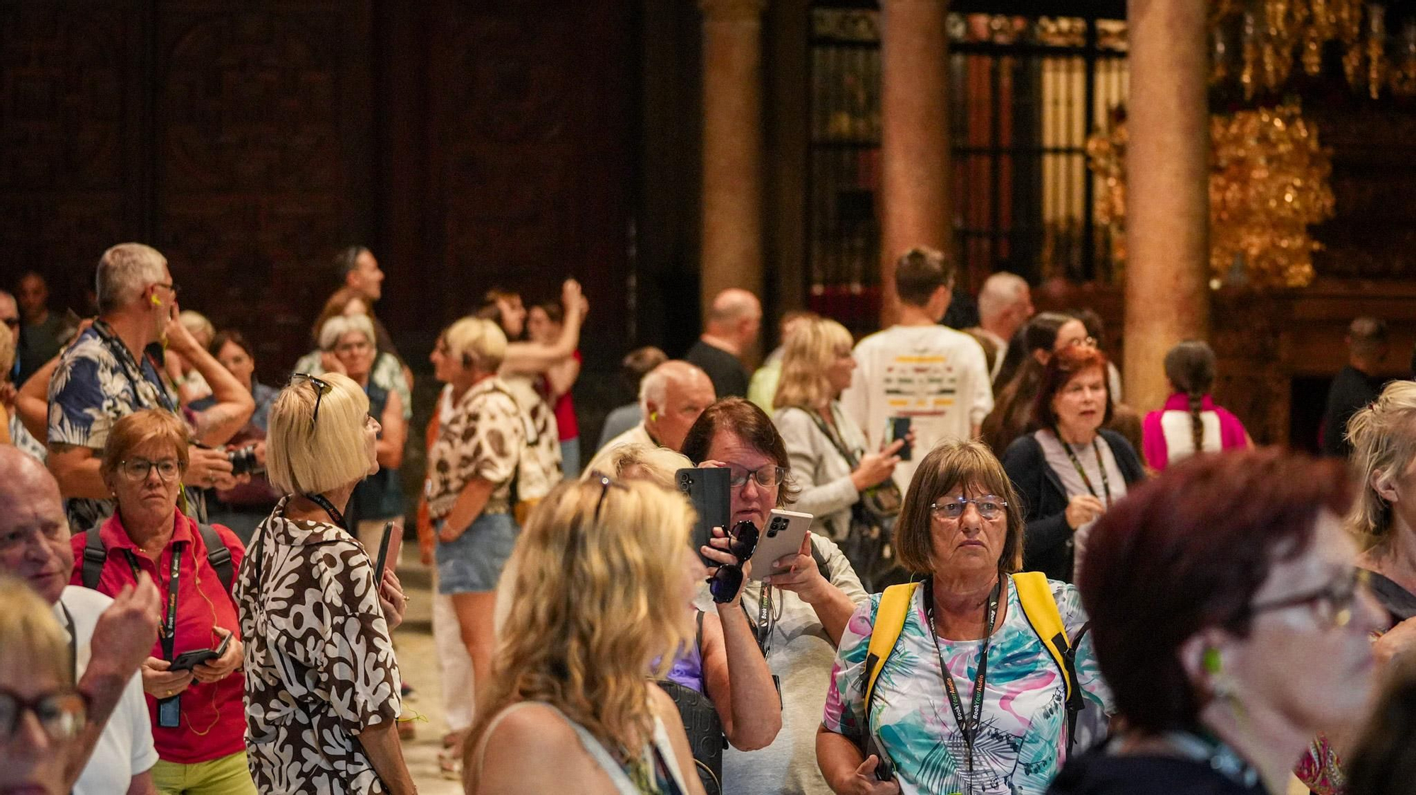 Turistas visitan la Mezquita-Catedral, donde se exponen los pasos que participaron en el Vía Crucis Magno.