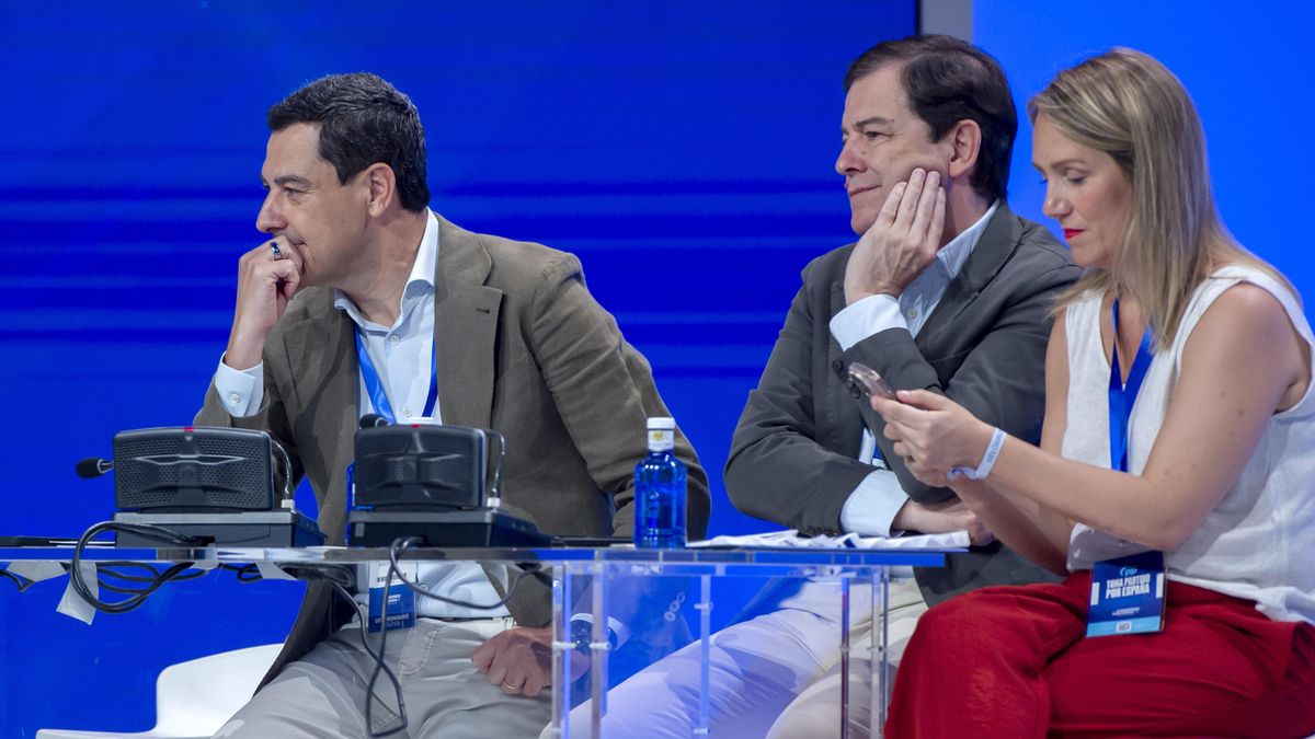 El presidente de Andalucía, Juan Manuel Moreno, el de la Junta de Castilla y León, Alfonso Fernández Mañueco, y la eurodiputada del PP Alma Ezcurra durante el XXI Congreso Nacional del PP el pasado mes de julio.