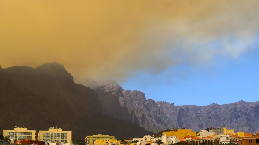 Vista desde el municipio de Los Llanos de Aridane de la columna de humo del incendio forestal de La Palma
