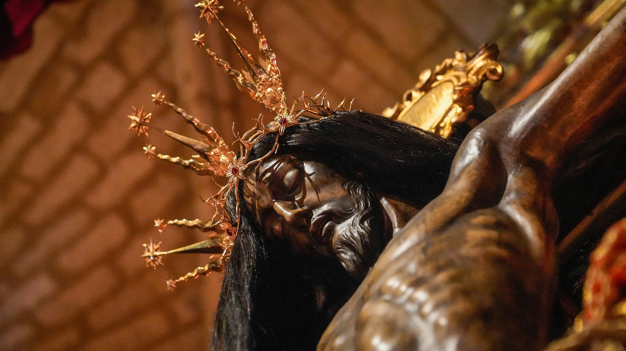 Los besapiés de Jesús Rescatado y del Cristo del Remedio de Ánimas, y el besamanos de Jesús, Divino Salvador, en su Prendimiento, en imágenes