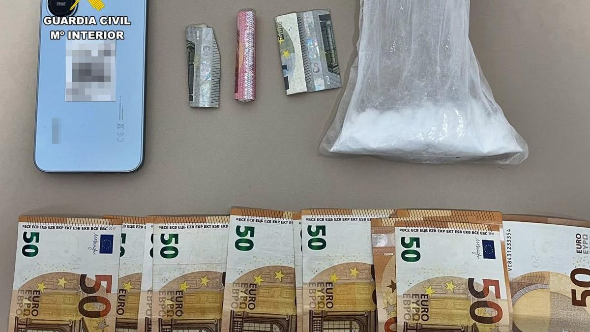Cazan en Montijo a un conocido delincuente con cocaína para 180 dosis y 800 euros ocultos en su coche