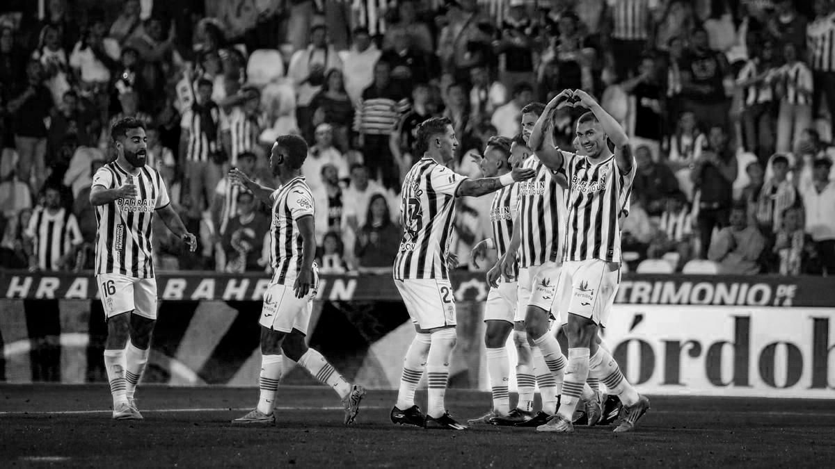 Adrián Fuentes, ariete blanquiverde, celebra su tanto en el tapete