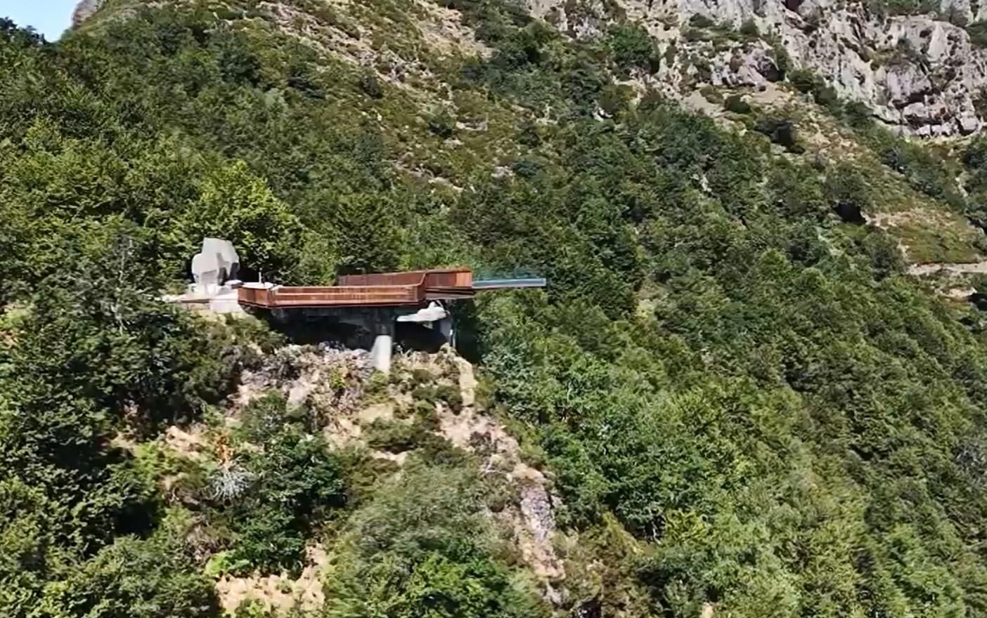 Vista aérea de la nueva estructura del mirador de Piedrashitas junto al puerto de Panderruedas, en Picos de Europa.