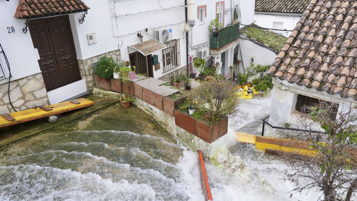 Las calles del casco antiguo de la localidad gaditana de Ubrique siguen anegadas este domingo tras el paso de las borrascas.