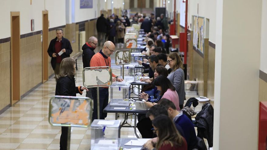 Vista de un colegio electoral este domingo en Zaragoza.
