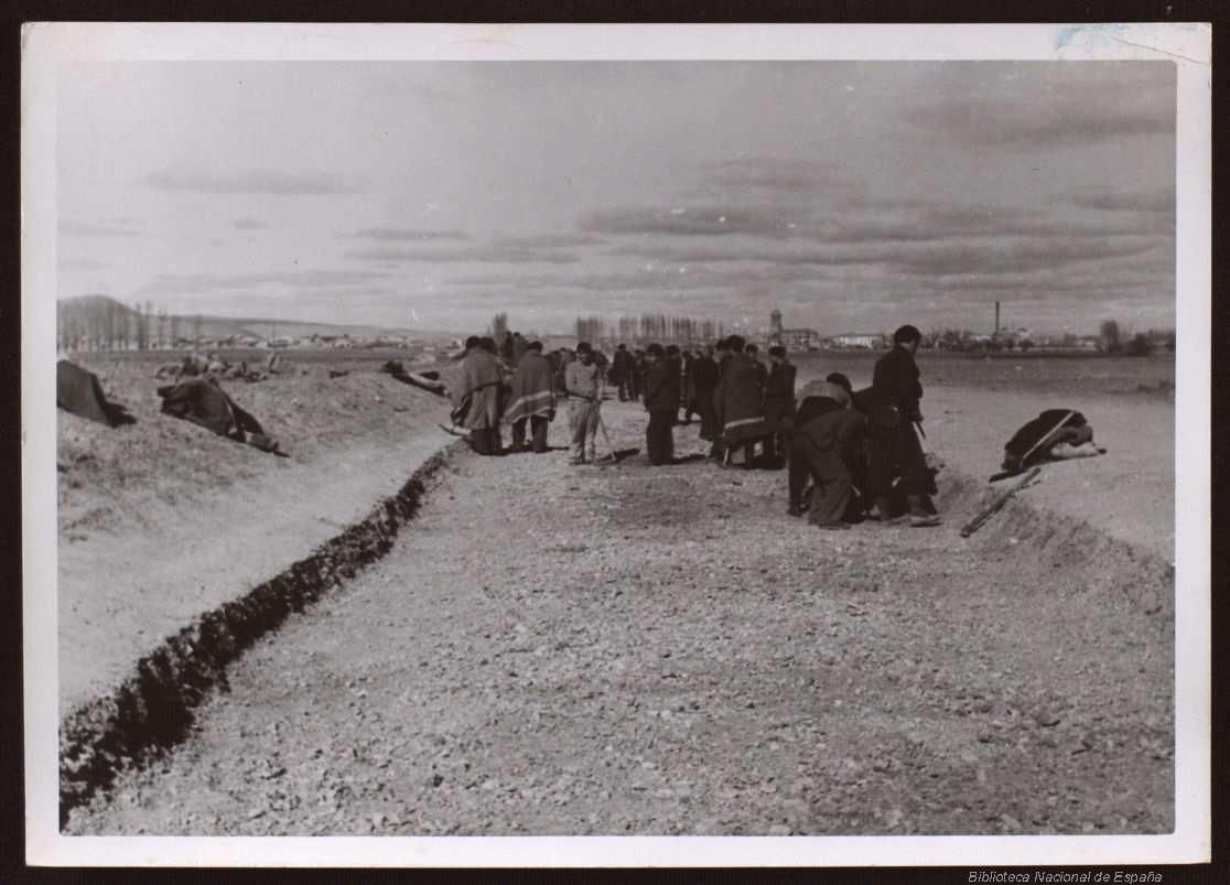 Prisioneros republicanos trabajando en las proximidades de Santa Eulalia (Teruel). Se desconoce si eran internos del campo de concentración