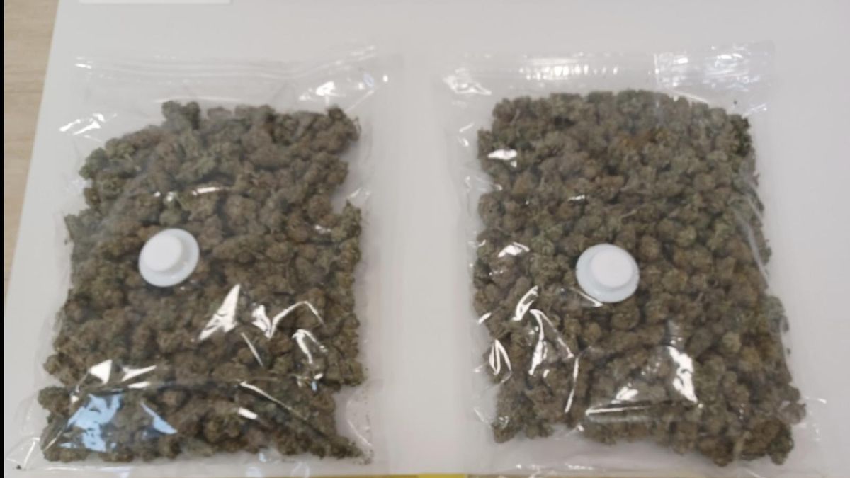 Las dos bolsas de marihuana incautadas en la detención.