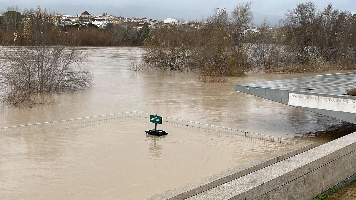 Centro nautico inundado por la crecida del río