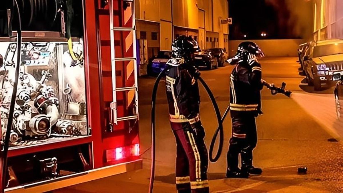 Un incendio en una casa con dos jóvenes en plena madrugada en León capital deja un herido