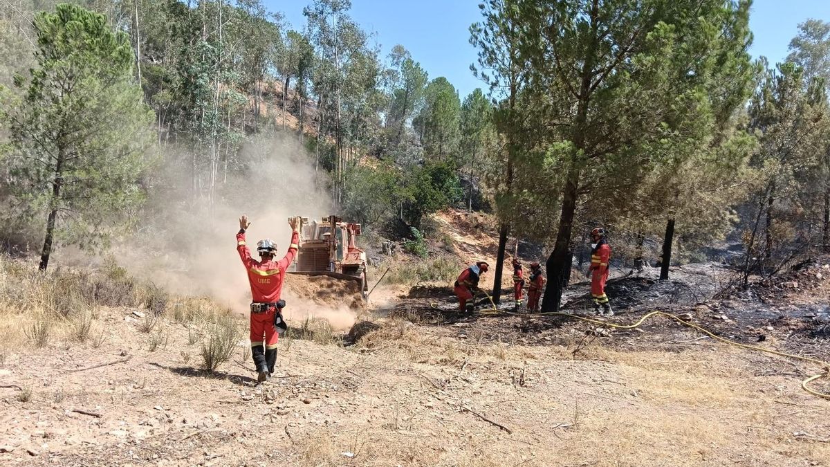 Niebla despide entre aplausos a los efectivos de la UME que han ayudado a estabilizar el incendio
