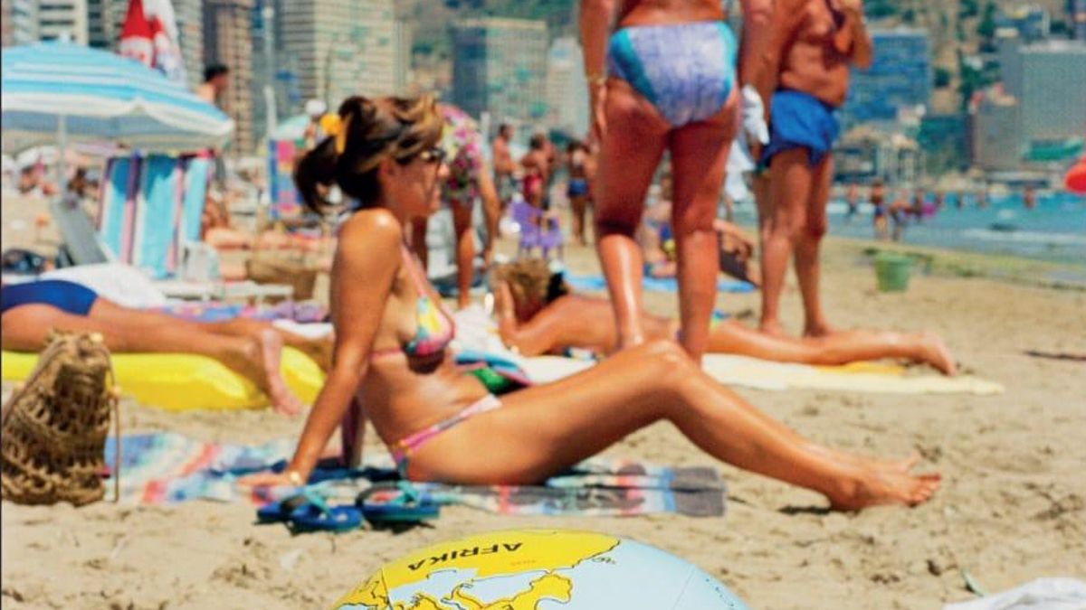 La novela que muestra el clasismo de las vacaciones de verano huele a Brummel, sabe a Fanta y suena a Melendi