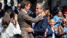 El presidente de Ciudadanos, Albert Rivera, abraza al diputado Marcos de Quinto en su presentación como candidato en las listas madrileñas