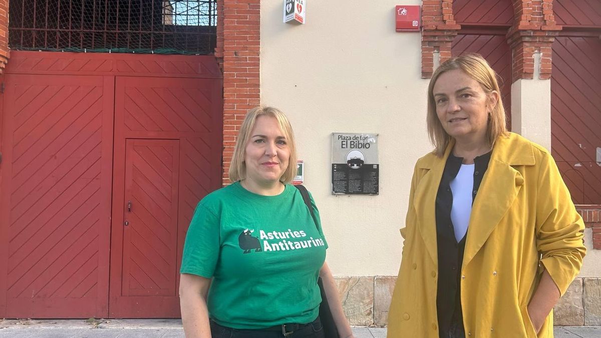 Susana López y Covadonga Tomé, delante de la plaza de El Biblio.