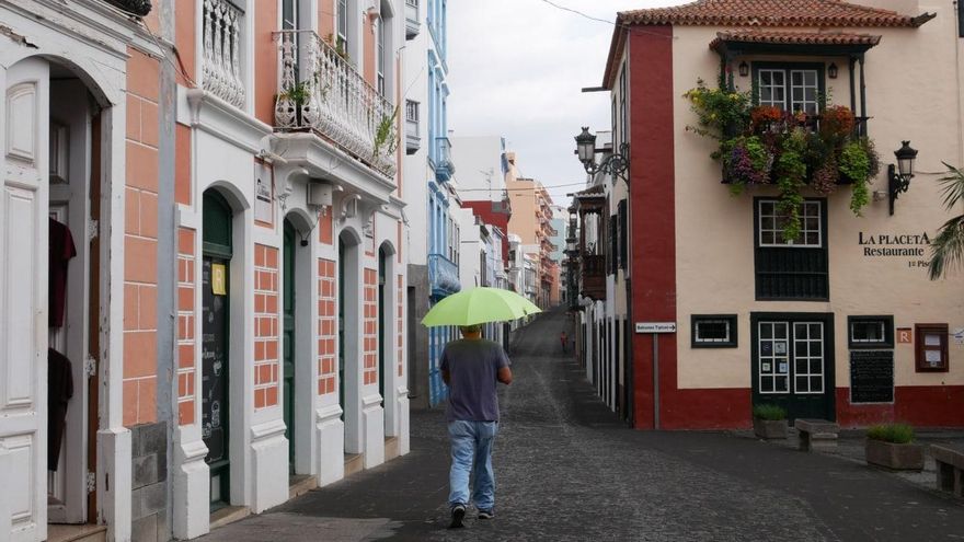 Séptimo día de erupción: la ceniza tiñe de negro Santa Cruz de La Palma