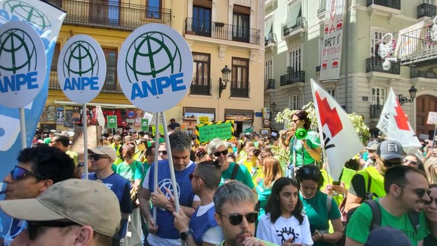 Los gobiernos socialistas de Asturias y Catalunya y el del PP de Andalucía pactaron mejoras para docentes tras protestas del profesorado