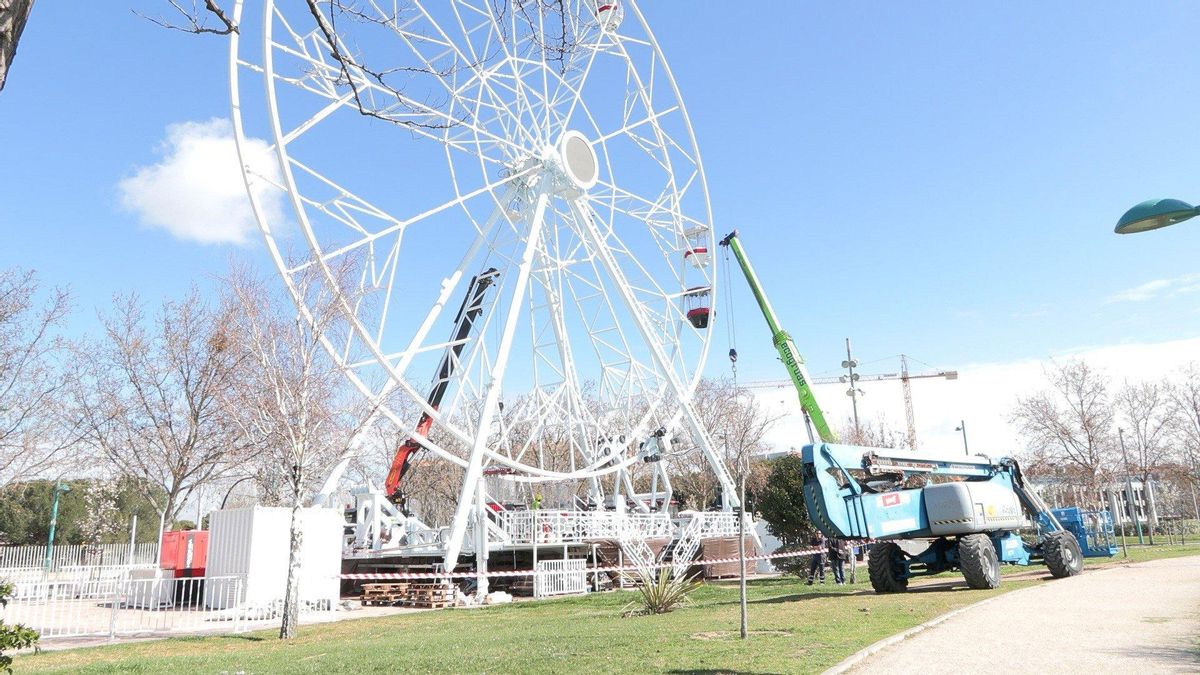 Comienza el desmontaje de la noria navideña de Zaragoza sin que haya llegado a funcionar